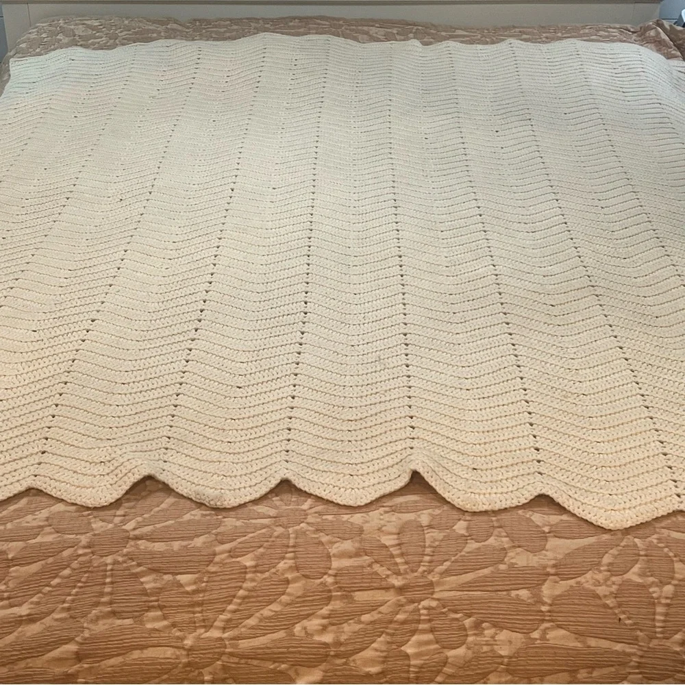 Hand Crocheted Ivory Chevron Pattern Afghan.‎
